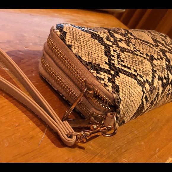 Snakeskin wristlet wallet - Picture 2 of 3